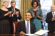 Obama v úterý podepsal memorandum, ve kterém vyhlásil boj dětské obezitě. Obama v úterý podepsal memorandum, ve kterém vyhlásil boj dětské obezitě.