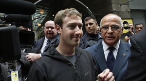 ��f Facebooku Mark Zuckerberg doprov�zen� ochrankou p�i pond�ln� prezentaci k chystan�mu vstupu na burzu u hotelu Sheraton v New Yorku.