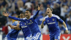 Hráči utíkají za Drogbou slavit vítězství v Lize mistrů Radost Chelsea