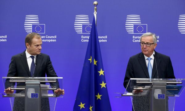 P�edseda Evropsk&eacute; rady Donald Tusk a p�edseda Evropsk&eacute; komise Jean-Claude Juncker v p&aacute;tek p�edstav&iacute; tureck&eacute;mu prezidentovi n&aacute;vrh dohody, kter&yacute; vznikl na �tvrte�n&iacute;m summitu.