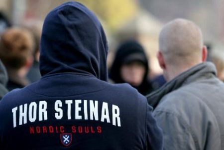 Nazi lleva ropa de Thor Steinar a una marcha fascista