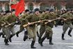 P�ehl�dka historick�ch uniforem a vybaven� na Rud�m n�m�st�.