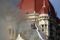 Hasi�i ha� n�sledky exploz� v mumbajsk� hotelu T�d� Mahal