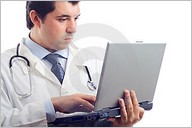 l�ka� pracuj�c� na po��ta�i