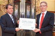 Stanislav Hencl (vlevo) získal grant v konkurenci dalších osmi vědců. Stanislav Hencl (vlevo) získal grant v konkurenci dalších osmi vědců.