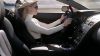 Žena řídí Aston Martin Žena a auto