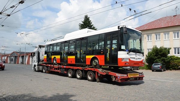 Nové trolejbusy byly do Hradce Králové převezeny z plzeňské Škody Electric.