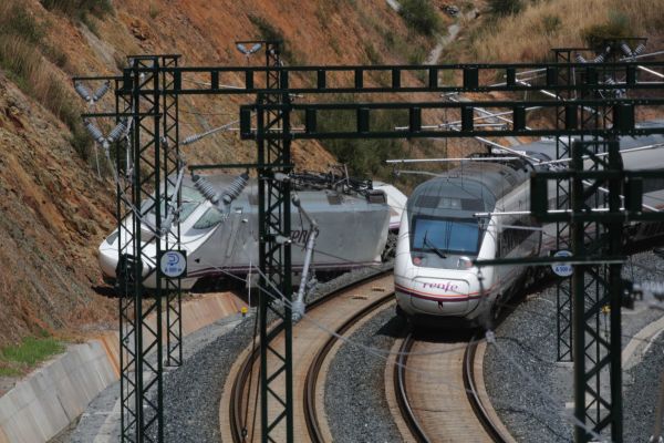 Vlak projd kolem havarovan lokomotivy u Santiaga de Compostela