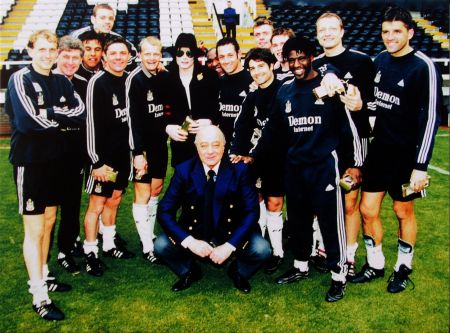 MichaelJackson a Mohamed Al Fayed s mustvem Fulhamu v roce 1999