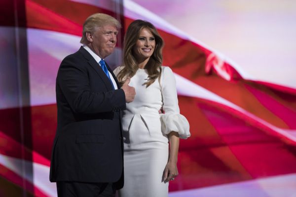 Republik&aacute;nsk&yacute; kandid&aacute;t Donald Trump se �enou Melani&iacute;.