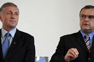 Premiér Mirek Topolánek a ministr financí Miroslav Kalousek půjdou na summitu EU proti všem.. Premiér Mirek Topolánek a ministr financí Miroslav Kalousek půjdou na summitu EU proti všem..