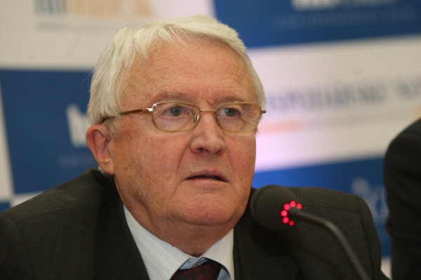Pohľad vedeckej obce prezentoval účastníkom HNClubu 1. podpredseda Slovenskej akadémie vied Ján Slezák. Pohľad vedeckej obce prezentoval účastníkom HNClubu 1. podpredseda Slovenskej akadémie vied Ján Slezák.