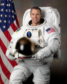 Astronaut Andrew J Feustel vezme do vesm ru Krte ka