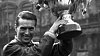 Brank�� Bohumil Modr� v roce 1949. Rok p�ed zat�en�m oslavoval na V�clavsk�m n�m�st� zlato ze �ampion�tu ve Stockholmu.