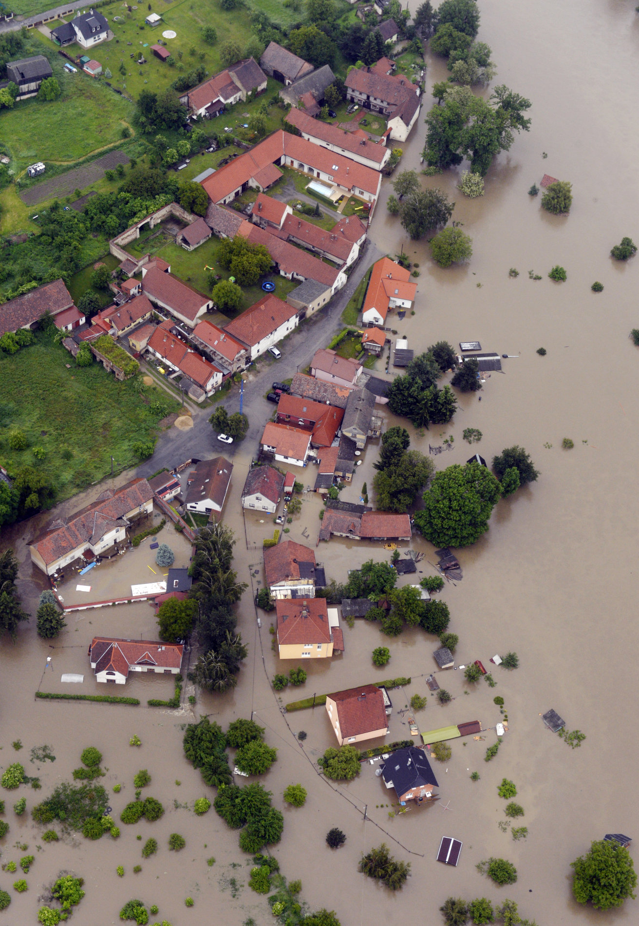 Rozvodněná Vltava zaplavila 3. června část obce Staré Ouholice u Kralup nad Vltavou.