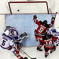 Zach Parise střílí v přesilovce první ze svých dvou gólů do sítě New York Rangers při výhře New Jersey 4:1 ve čtvrtém zápase série play-off NHL. Gól New Jersey do sítě NY Rangers