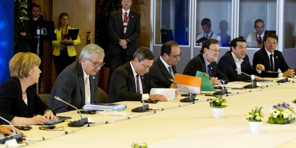 Pedstavitelé eurozóny jednají u kulatého stolu na mimoádném summitu.