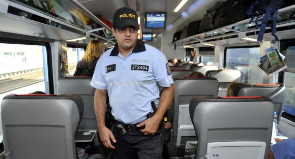 Cizinecká policie 14. záí nasadila u hranic s Rakouskem na tech elezniních a 11 silniních místech zatím 200 policist.