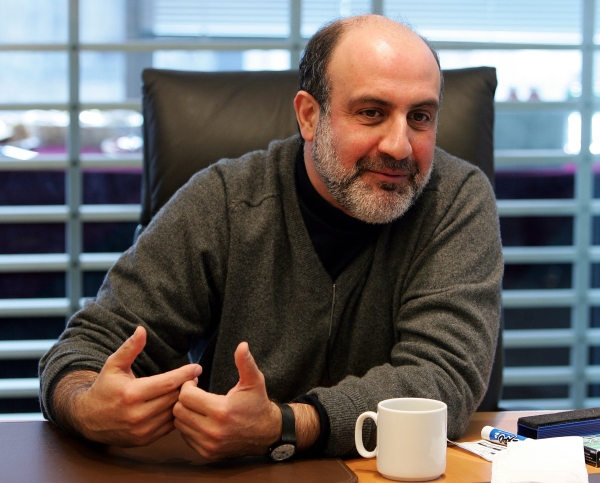 Ekon�m Nassim Taleb m�lokedy pou��va mobil �i pozer� telev�ziu. Rad�ej sa s �u�mi rozpr�va. Sn�mka: Reuters