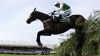 Ballabriggs a žokej Jason Maguire míří za triumfem ve Velké národní v Aintree u Liverpoolu Ballabriggs skáče poslední překážku Velké národní