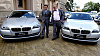 Ministr zahraničí Karel Schwarzenberg před Černínským palácem přebírá první várku nových aut BMW pro diplomaty.