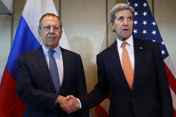 Šéf ruské diplomacie Sergej Lavrov a americký ministr zahranií John Kerry na mírovém jednání v Mnichov.