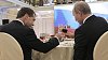 Ilustra�n� foto - Rusk� prezident Dmitrij Medved�v s premi�rem Vladim�rem Putinem p�i p��pitku.