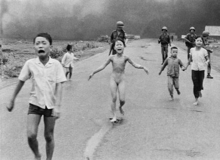 Slavn fotografie dt poplench napalmem z roku 1972. Uprosted b devtilet Kim se svmi bratry, bratranci a sestenicemi. V pozad fotky jihovietnamt vojci.