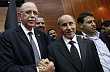 P�edseda libyjsk� prozat�mn� vl�dy Abdar Rah�m K�b (vlevo) na sn�mku s jeho p�edch�dcem Mahm�dem D�ibr�lem