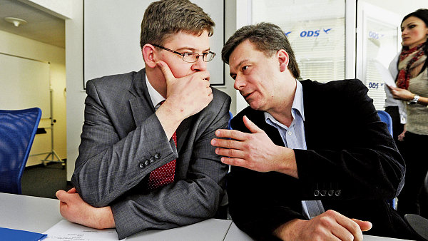 Na výkonné radě ODS letos v únoru seděl exministr spravedlnosti Jiří Pospíšil (vlevo) hned vedle svého stranického kolegy Pavla Blažka. Nový ministr a jeho předchůdce