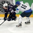 Američan Oshie padá v souboji s Finem Hagmanem