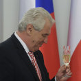 Prezident Milo� Zeman se sv�m polsk�m prot�j�kem Bronislawem Komorowskim.
