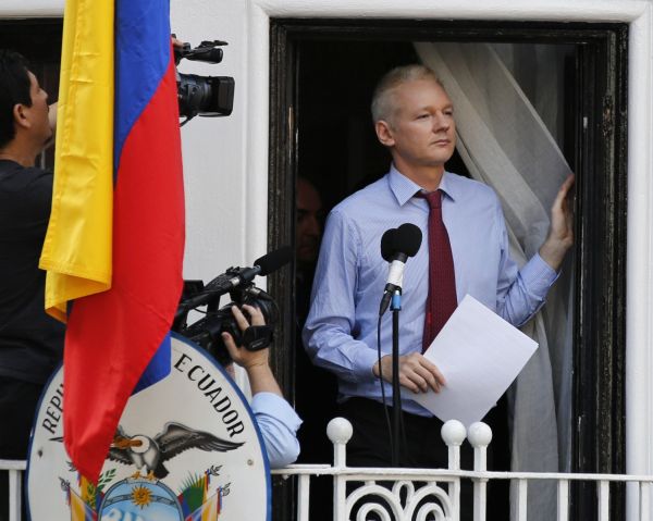Julian Assange na balk&oacute;n� ekv&aacute;dorsk&eacute; ambas&aacute;dy