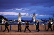 Finančníci londýnské City kráčející po London Bridge