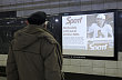 Na obrazovkách v metru běží hlavně reklama. Přesto jde o patentovaný způsob, jak poskytovat informace cestujícím. Ve spodní části panelu jsou totiž hodiny a čas do příjezdu další soupravy metra. Na obrazovkách v metru běží hlavně reklama. Přesto jde o patentovaný způsob, jak poskytovat informace cestujícím. Ve spodní části panelu jsou totiž hodiny a čas do příjezdu další soupravy metra.