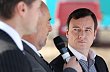Mezi podez�el� projekty pat�� v�stavba pavil�nu nemocnice v Mlad� Boleslavi. Zde David Rath naslouch� jej�mu �editeli Ladislavu Hor�kovi.