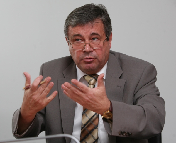 Minister Mikolaj avizuje, �e zverejn� zoznam v�etk�ch akreditovan�ch programov �k&ocirc;l. Sn�mka: HN/Peter Mayer