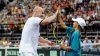 Andre Agassi a sběračka míčků. Agassi