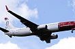 Na archivním snímku je Boeing 737-800 Norwegian Airlines blízko Osla. Na archivním snímku je Boeing 737-800 Norwegian Airlines blízko Osla.