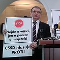 Sociální demokraté si do sněmovny přinesli transparenty