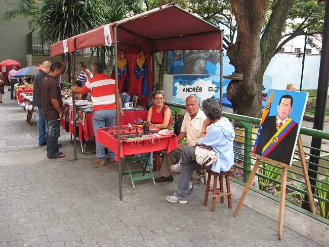 Pznivci Chaveze v centru Caracasu. Zrove ideln pleitost pro nezamstnan, jak si pivydlat.