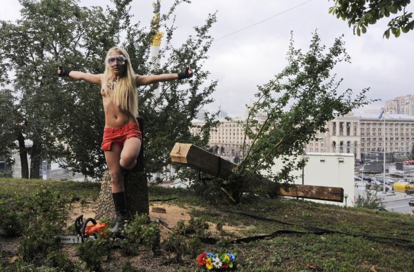 lenka skupiny Femen protestuje proti soudu s Pussy Riot v Kyjev