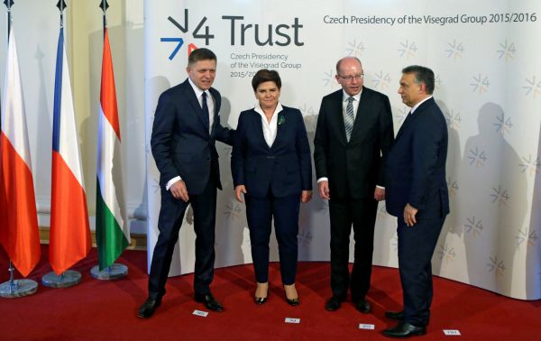 Setk&aacute;n&iacute; p�edstavitel� Visegr&aacute;dsk&eacute; skupiny na �ervnov&eacute;m summitu v Praze.