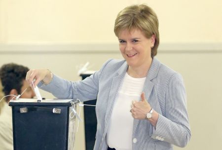 Skotové se ve velkém vydali volit, hlasovala už i Sturgeonová