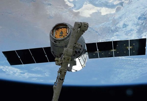 SpaceX Dragon, firma SpaceX chce tuto p�vodn� n&aacute;kladn&iacute; lo� upravit i pro transport kosmonaut�.