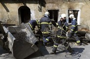 Hasiči odklízejí trosky z rodinného domu ve Vítkově na Opavsku, kam neznámí pachatelé vhodili v noci na 19. dubna zápalné láhve. Hasiči odklízejí trosky z rodinného domu ve Vítkově na Opavsku, kam neznámí pachatelé vhodili v noci na 19. dubna zápalné láhve.