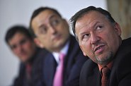 Vladim�r Kotrou�, b�val� �editel M�stsk� policie hlavn�ho m�sta Prahy, v pozad� Rudolf Bla�ek