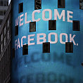 Digiboard s nápisem "Welcome Facebook" v pozadí s newyorskou budovou Chrysleru. Digiboard s nápisem "Welcome Facebook" v pozadí s newyorskou budovou Chrysleru.