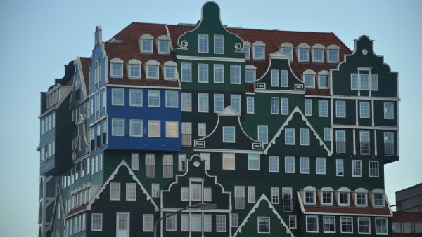 Inntel Hotel v centru Zaandamu, s fasdou - v duchu neotradicionalismu - inspirovanou tty severoholandsk lidov architektury
