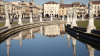 Okouzlujícímu náměstí Prato della Valle v Padově dominuje kruhový vodní kanál. Okouzlujícímu náměstí Prato della Valle v Padově dominuje kruhový vodní kanál.